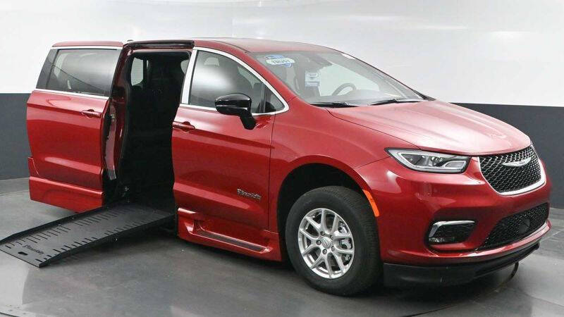 2025 Chrysler Pacifica Select's photo