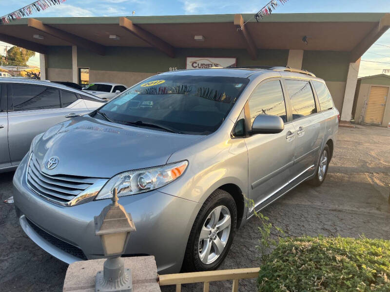 2017 Toyota Sienna LE photo 3