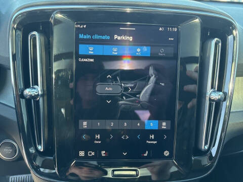 2025 Volvo XC40 B5 Plus Bright Theme