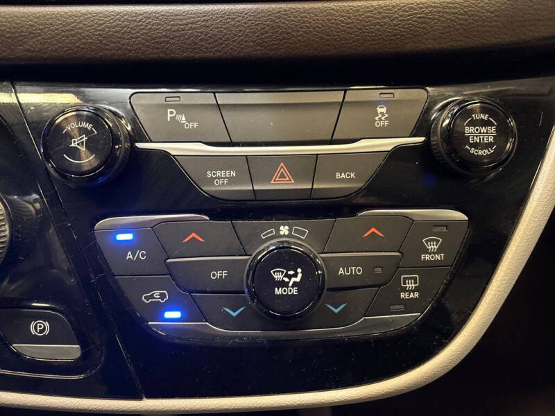 2017 Chrysler Pacifica Touring-L