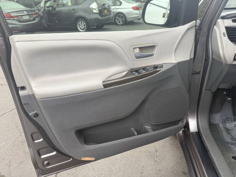 2015 Toyota Sienna XLE Premium 8-Passenger