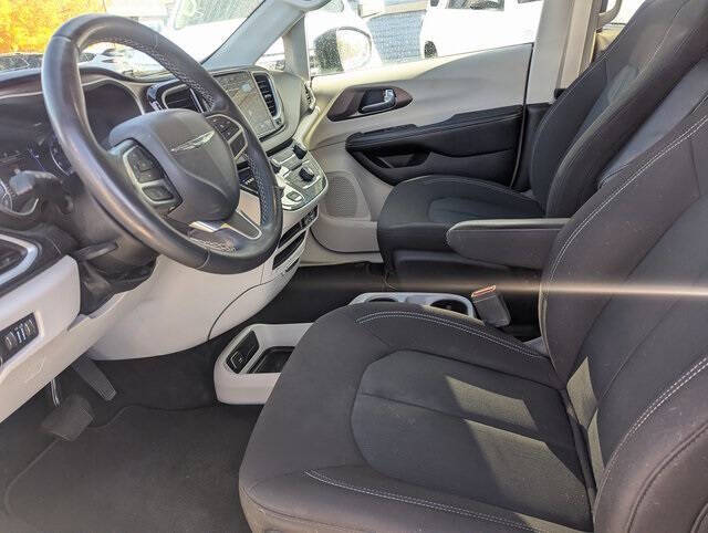 2022 Chrysler Voyager LX