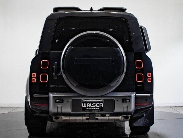 2024 Land Rover Defender 130 P400 Outbound