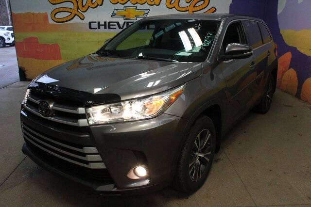 Used 2019 Toyota Highlander LE with VIN 5TDBZRFH2KS731464 for sale in Grand Ledge, MI