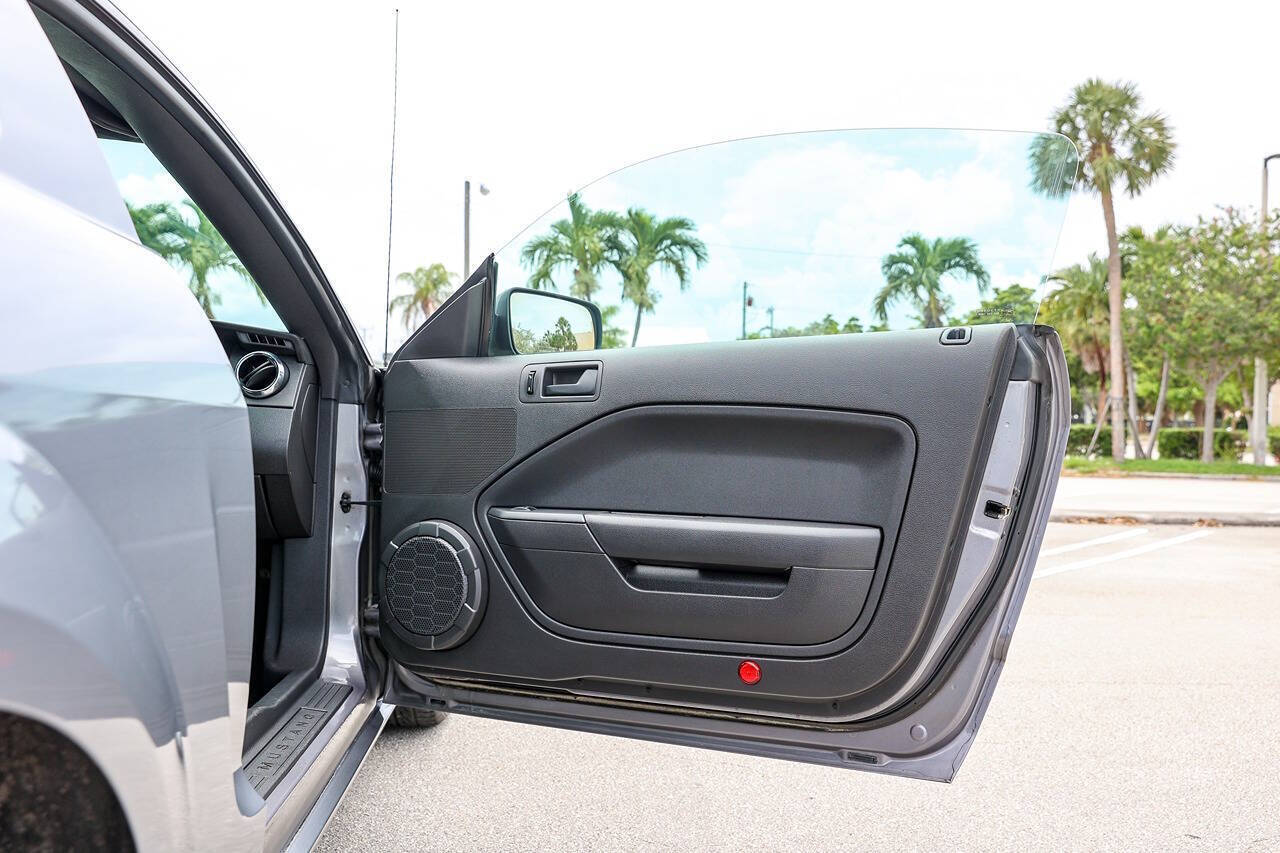 2006 Ford Mustang 38