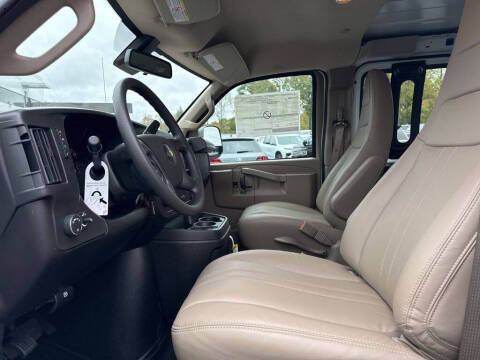 2025 Chevrolet Express 3500