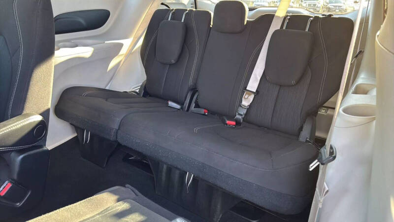 2022 Chrysler Voyager LX