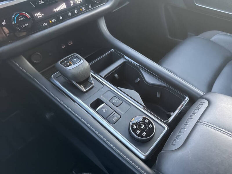 2025 Nissan Pathfinder SL