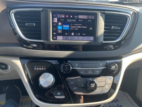 2022 Chrysler Voyager LX