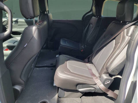 2027 Chrysler Pacifica LX