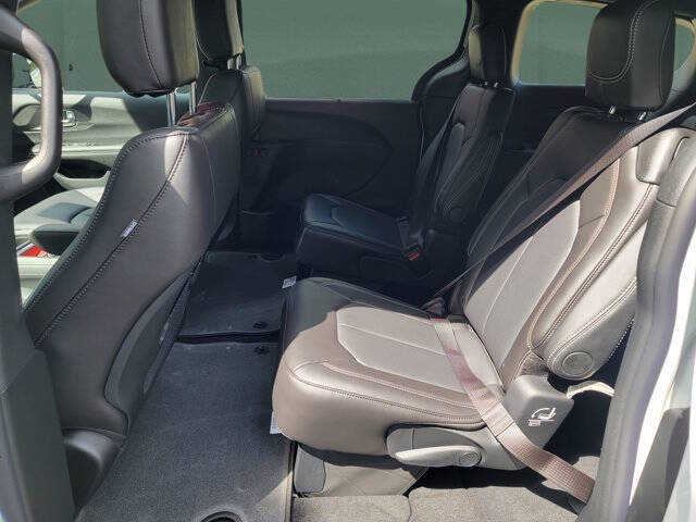 2027 Chrysler Pacifica LX
