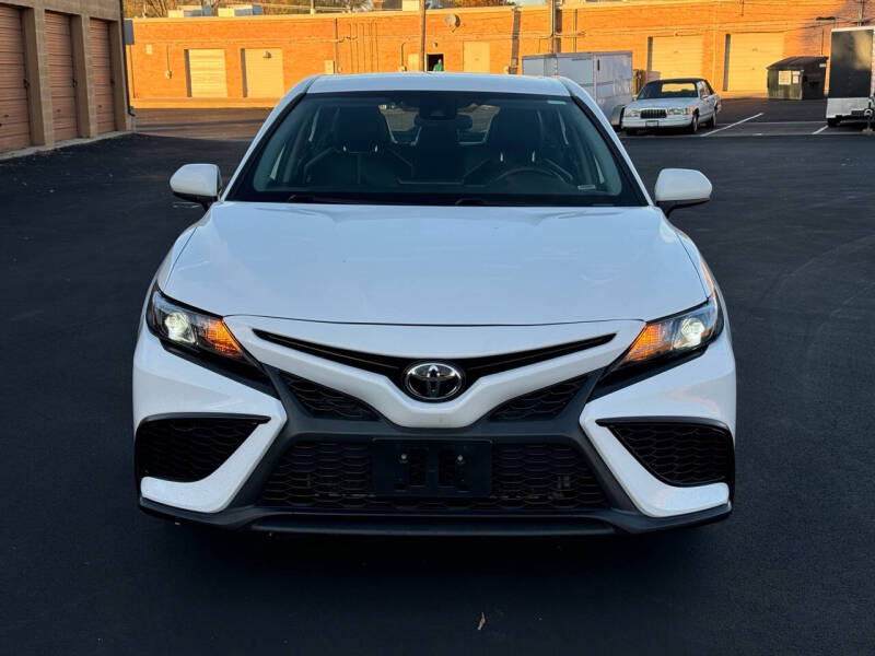 2021 Toyota Camry SE photo 2