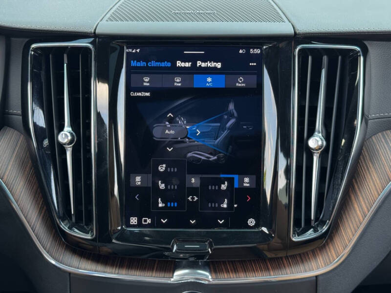 2023 Volvo XC60 B5 Ultimate Bright Theme