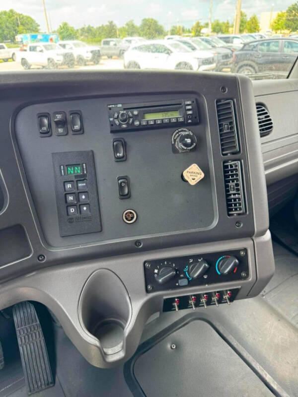 2010 Freightliner M2 106