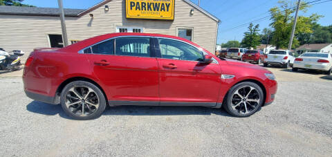 2016 Ford Taurus for sale at Parkway Motors in Springfield IL