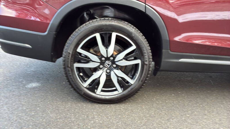 2021 Honda Pilot Touring w/Rear Captain's Chairs