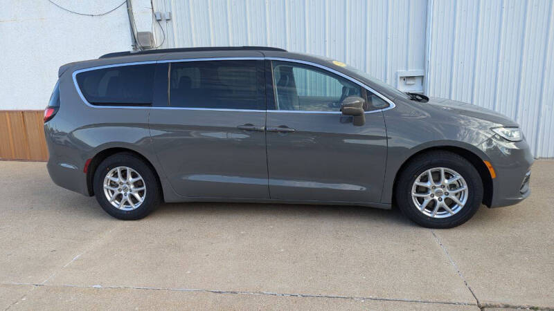 2022 Chrysler Pacifica Touring L's photo