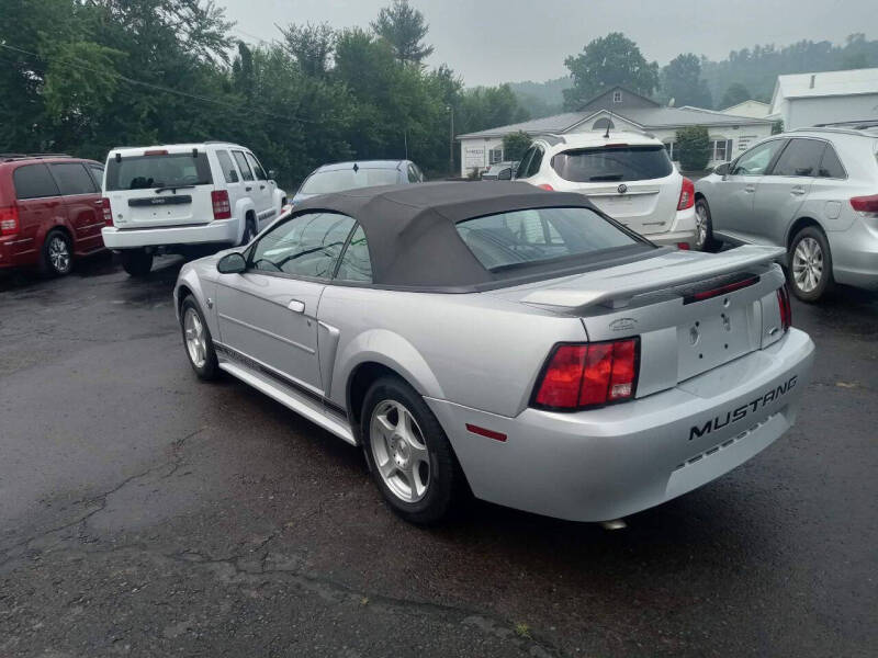 2004 Ford Mustang Deluxe