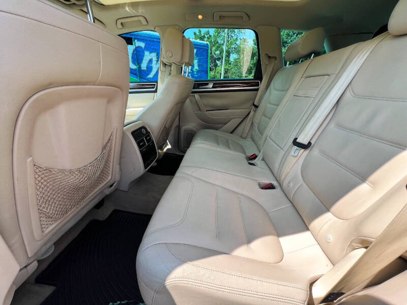 2011 Volkswagen Touareg VR6 Sport