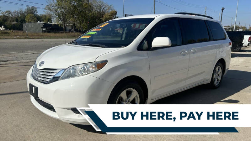 2012 Toyota Sienna LE's photo