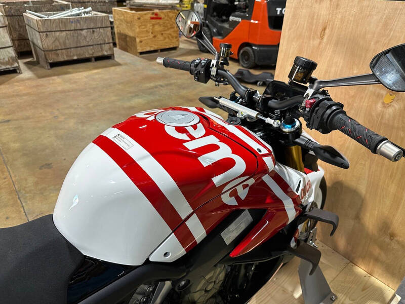 2025 Ducati Streetfighter V4 Supreme