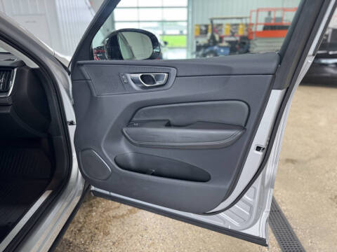 2024 Volvo XC60 B5 Core Dark Theme