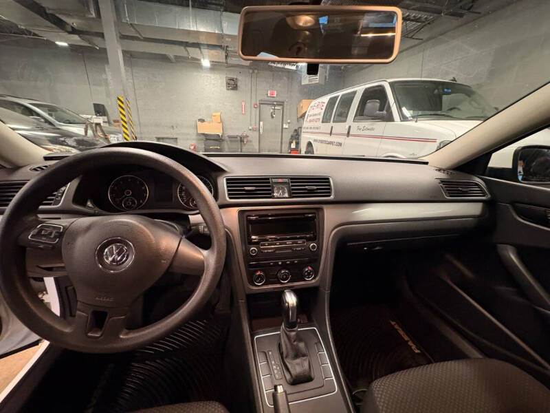 2014 Volkswagen Passat 1.8T S PZEV