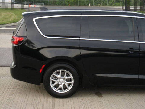 2025 Chrysler Pacifica Select