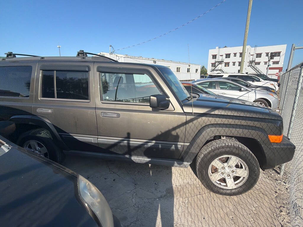 Tan 2006 Jeep Commander Base 4dr SUV 1