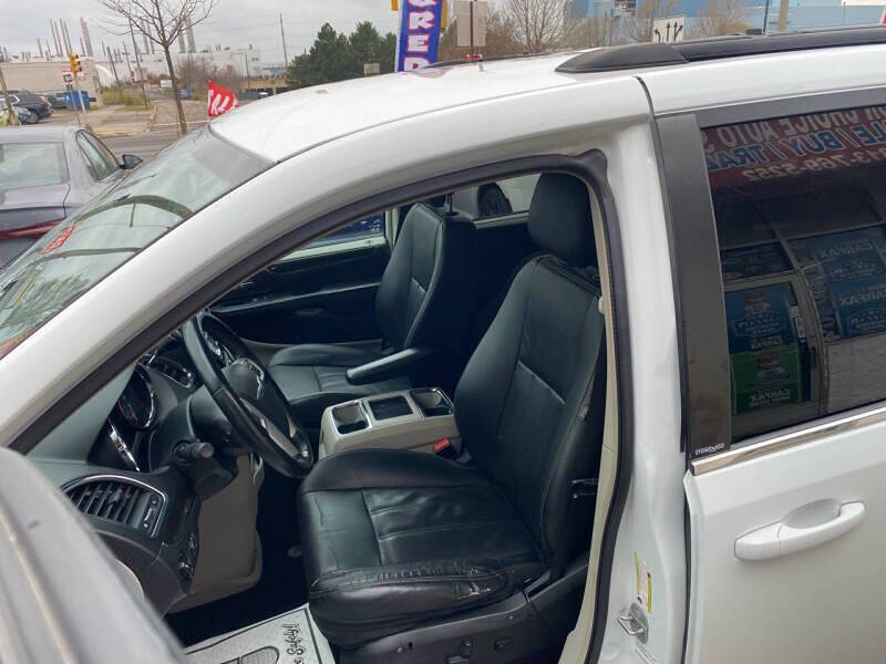 2014 Chrysler Town and Country Touring-L