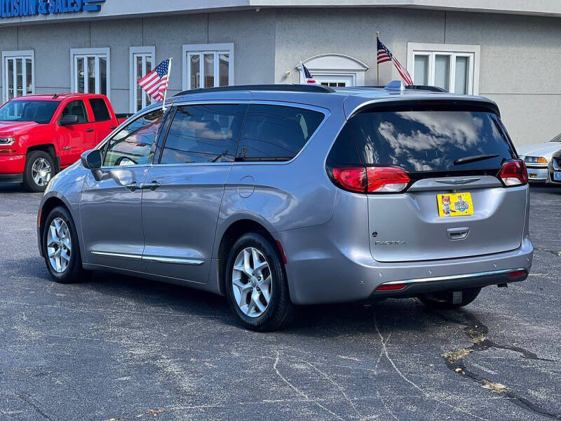 2017 Chrysler Pacifica Touring-L