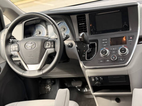 2017 Toyota Sienna XLE 8-Passenger