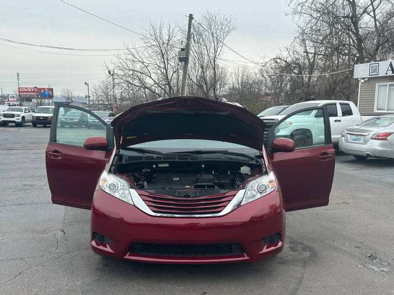 2015 Toyota Sienna LE photo 25