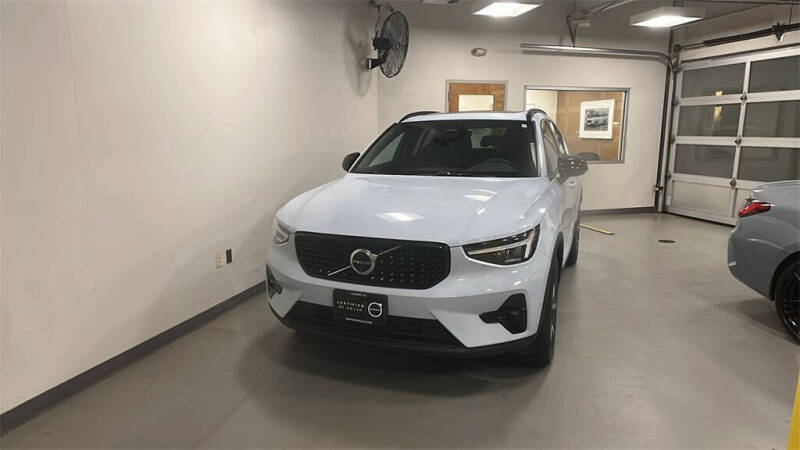 2025 Volvo XC40 B5 Plus Dark Theme
