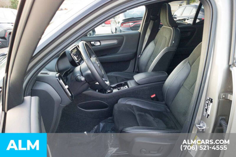 2022 Volvo XC40 T5 R-Design