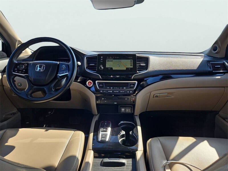 2022 Honda Pilot Touring w/Rear Captain's Chairs