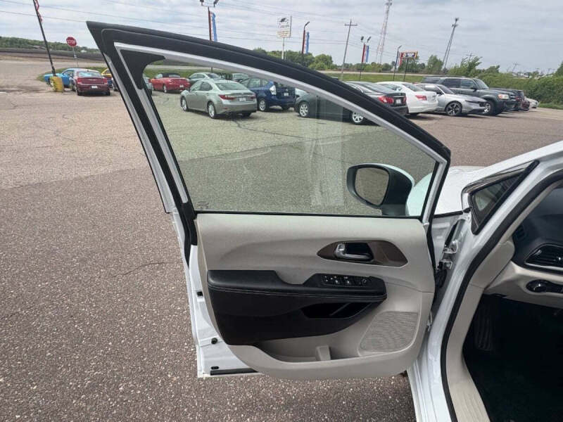 2021 Chrysler Voyager L