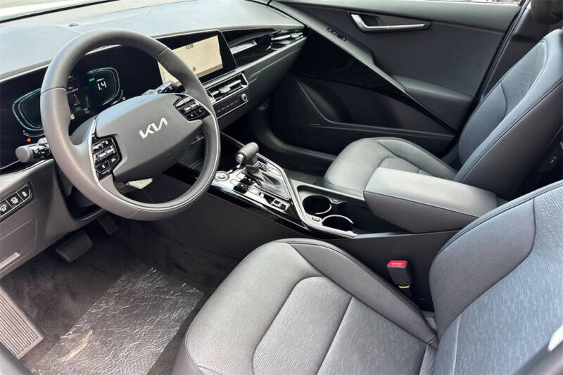 2025 Kia Niro SX