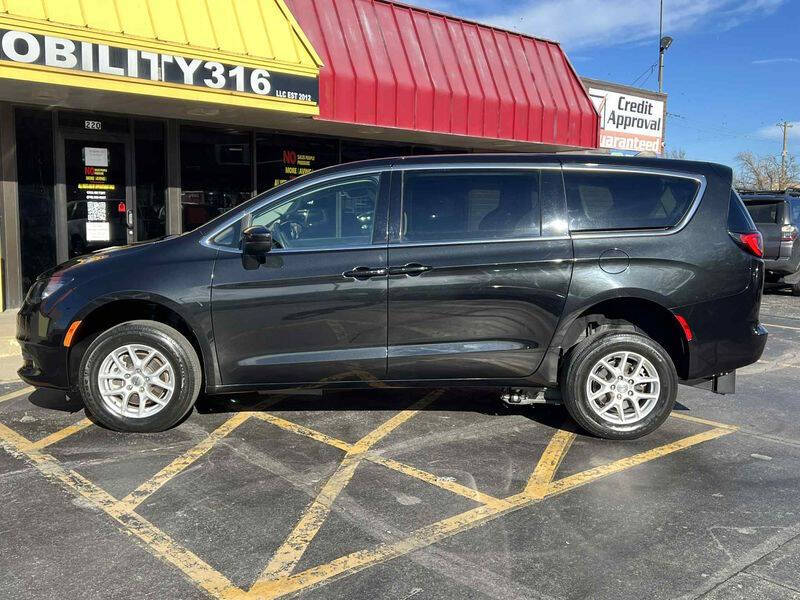 2023 Chrysler Voyager LX