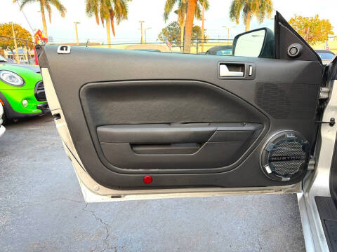 2005 Ford Mustang GT Deluxe