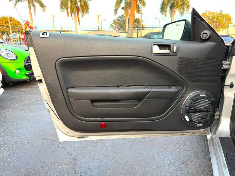 2005 Ford Mustang GT Deluxe