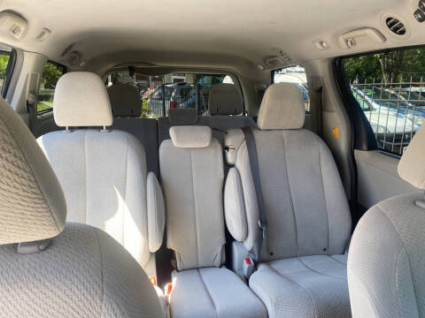 2011 Toyota Sienna LE 8-Passenger
