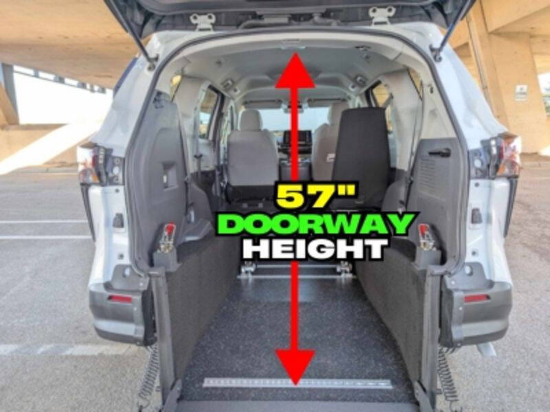 2025 Toyota Sienna LE 8-Passenger