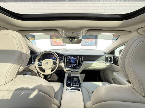 2024 Volvo S60 Recharge T8 Plus Dark Theme