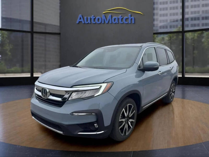 2022 Honda Pilot Touring w/Rear Captain's Chairs