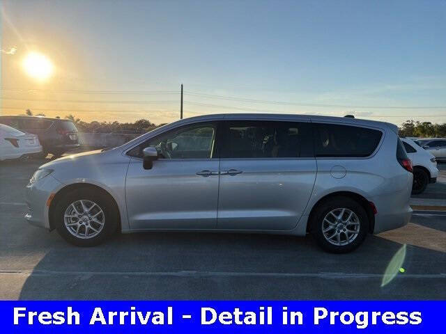 2022 Chrysler Voyager LX