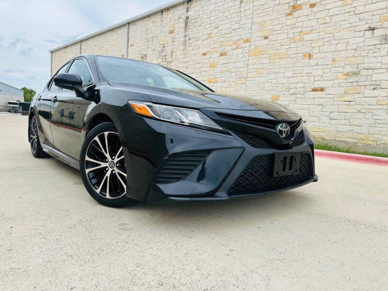 2020 Toyota Camry SE's photo