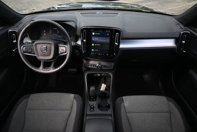 2025 Volvo XC40 B5 Core Bright Theme