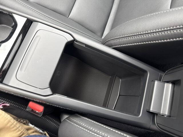 2025 Volvo XC40 B5 Ultra Bright Theme