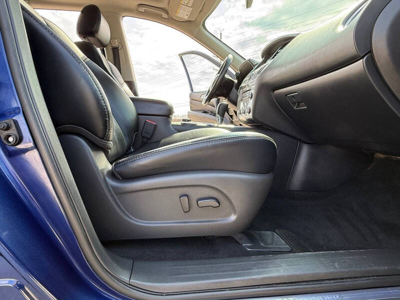 2017 Nissan Pathfinder SL